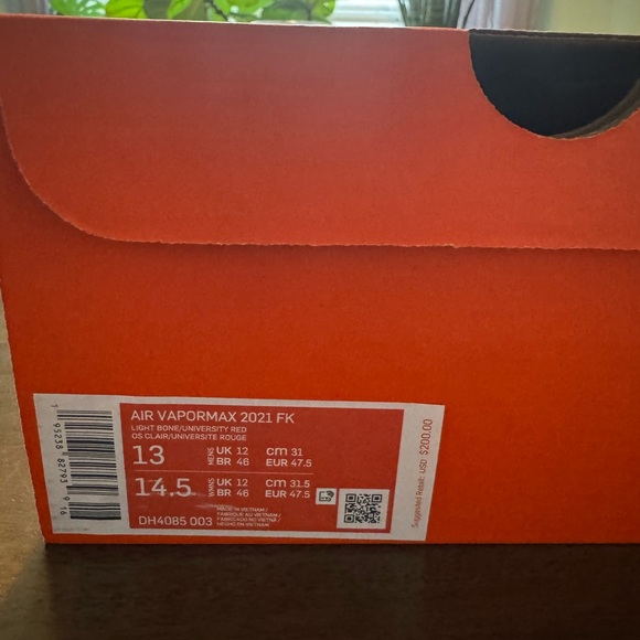 NWT 2021 VaporMax Flyknit Nike White and Black Sneakers with red check - Picture 6 of 6